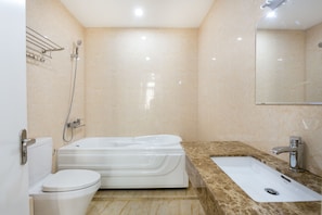 Departamento Deluxe, 1 cama matrimonial, para no fumadores | Baño | Regadera, toallas, shampoo