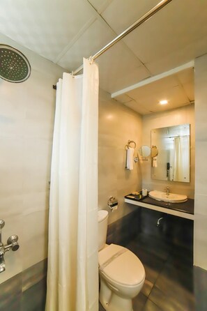 Shower, slippers - Hotel Sreepathy Indraprastha (Chavakkad)