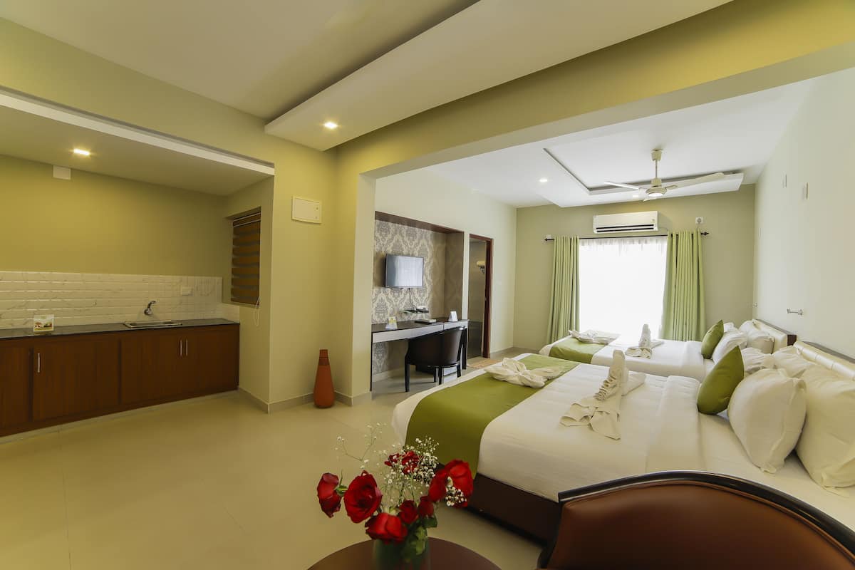 Une chambre d’hôtel avec un lit, un bureau et une salle de bain.