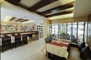 อาหารเช้าแบบท้องถิ่นทุกวัน (INR 100 ต่อคน)