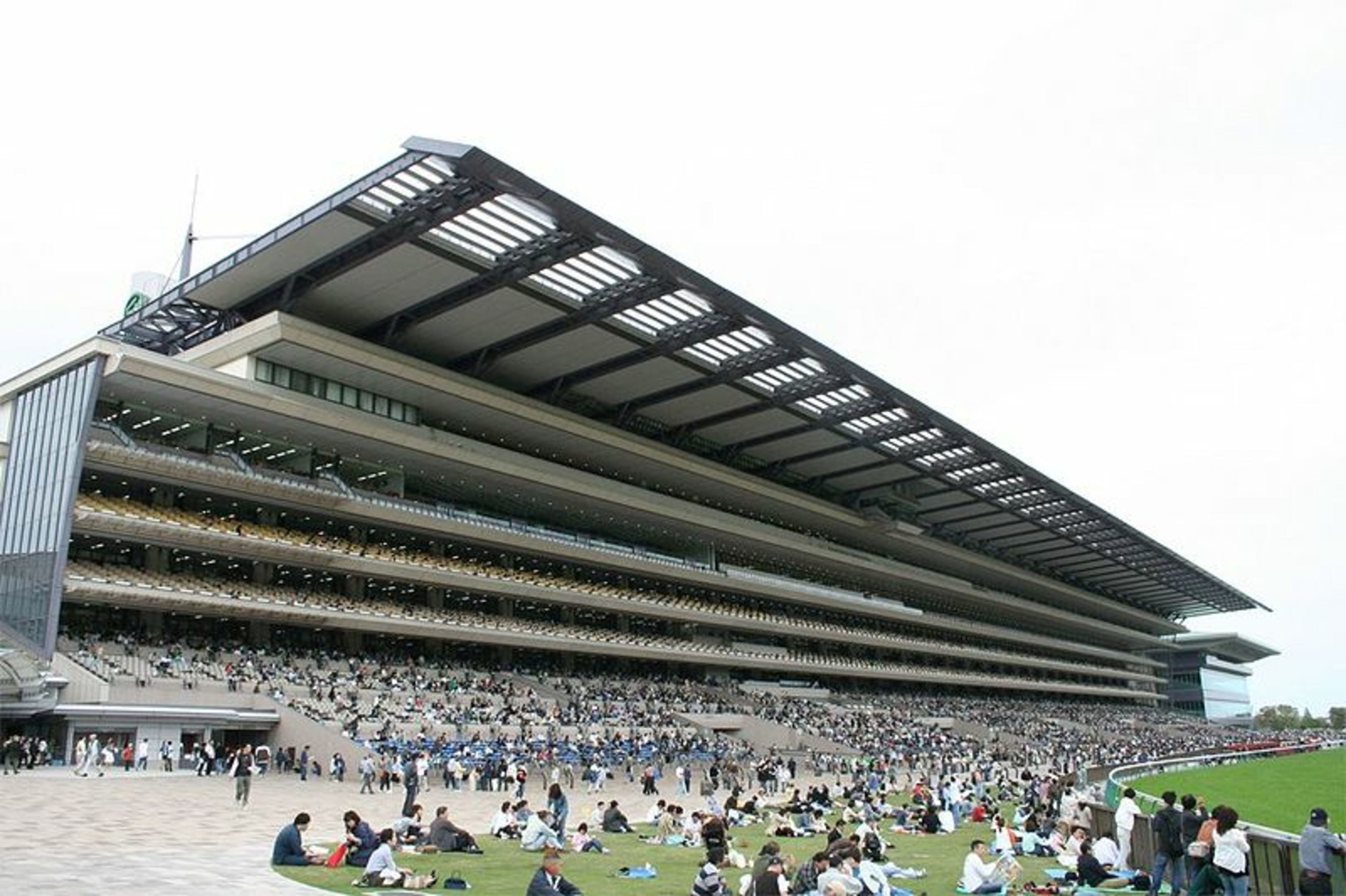 Uno stadio con gradinate a più livelli e un ampio campo aperto di fronte.