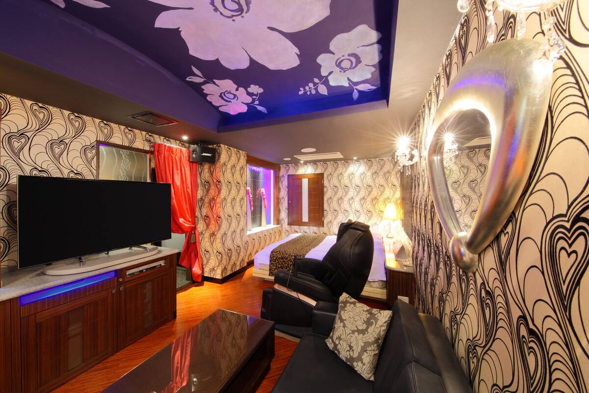 Premium bedding, down duvets, soundproofing, free WiFi