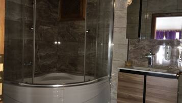 Artículos de tocador gratuitos, secador de pelo, pantuflas, toallas