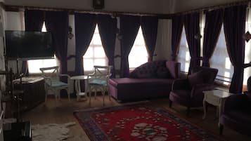 Suite | Desk, iron/ironing board, free WiFi