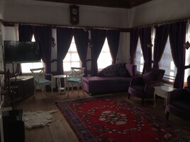 Escritorio, tabla de planchar con plancha y wifi gratis 