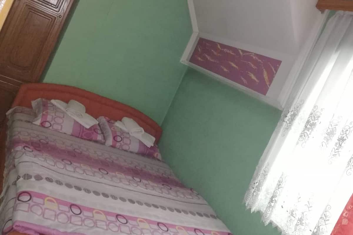 In-room safe, soundproofing, free WiFi, bed sheets