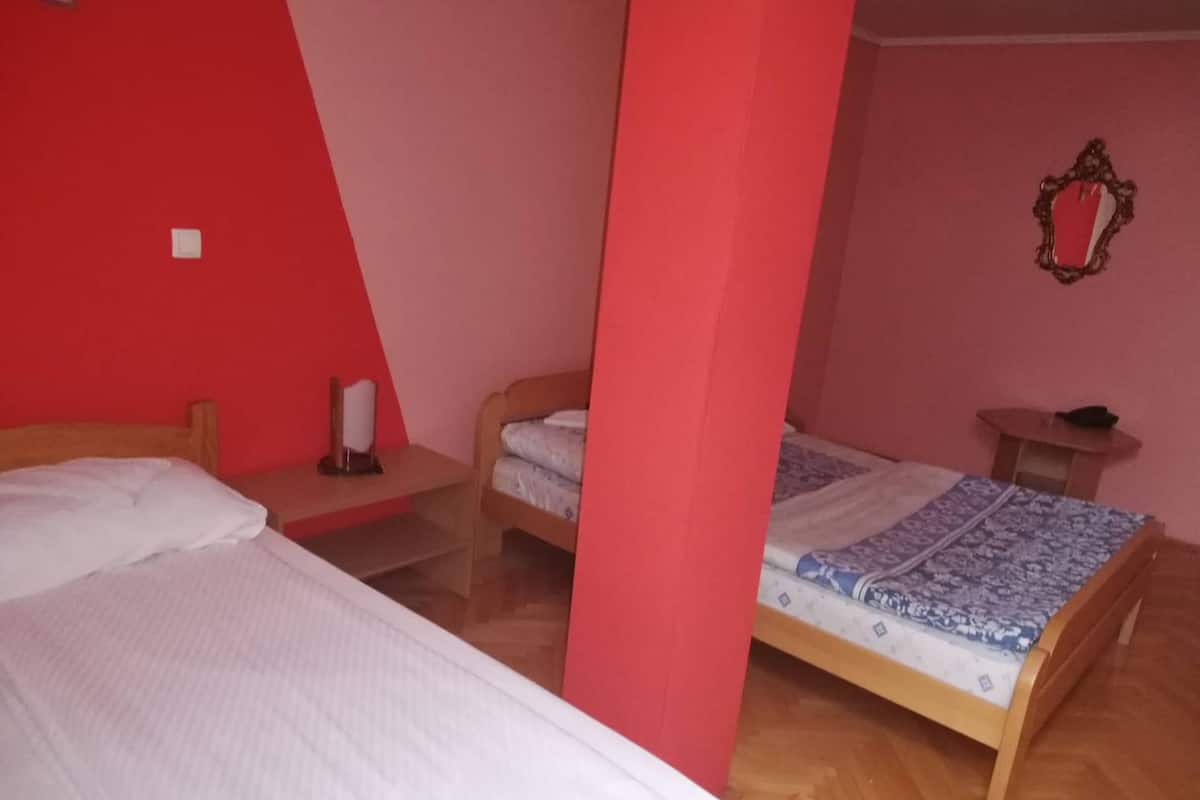 In-room safe, soundproofing, free WiFi, bed sheets