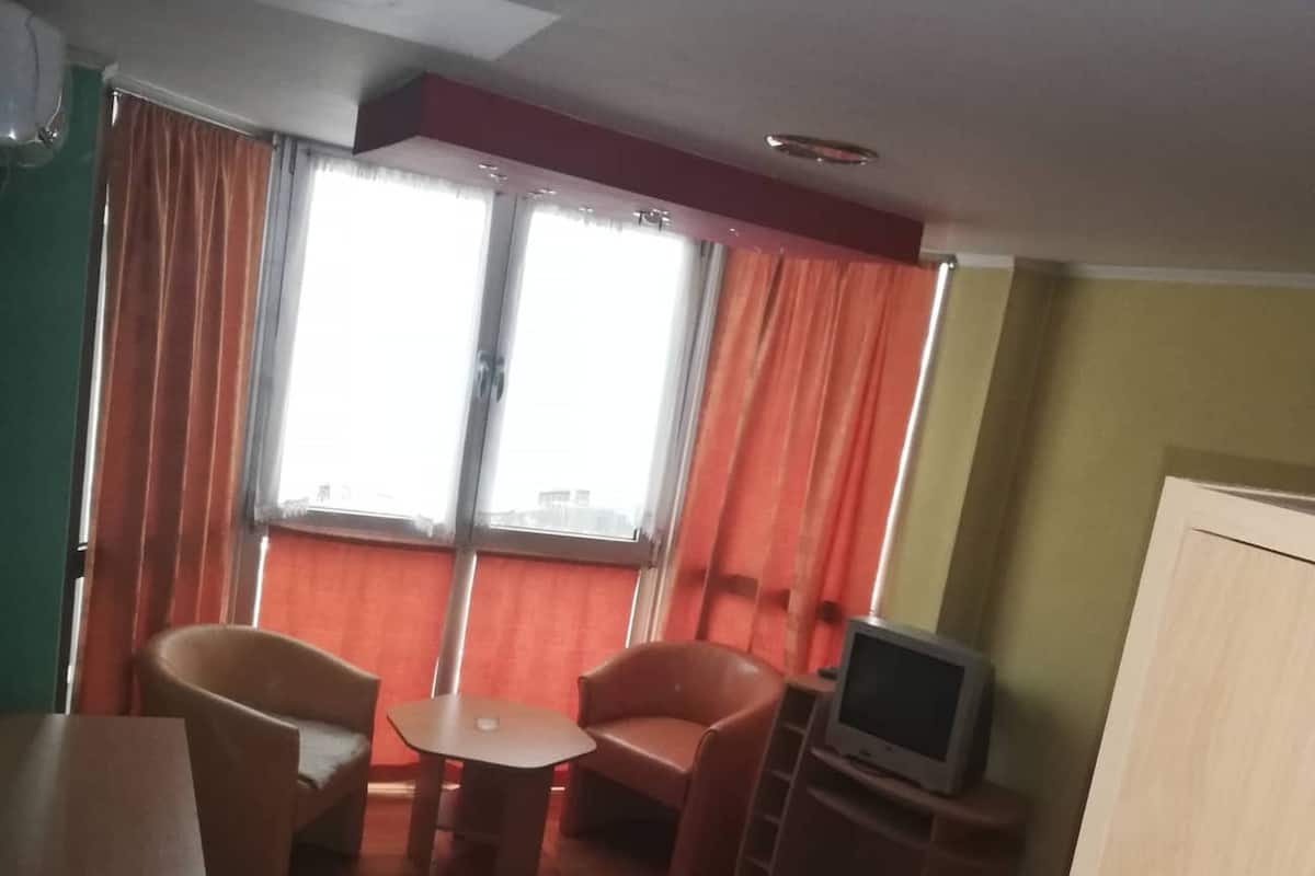 In-room safe, soundproofing, free WiFi, bed sheets