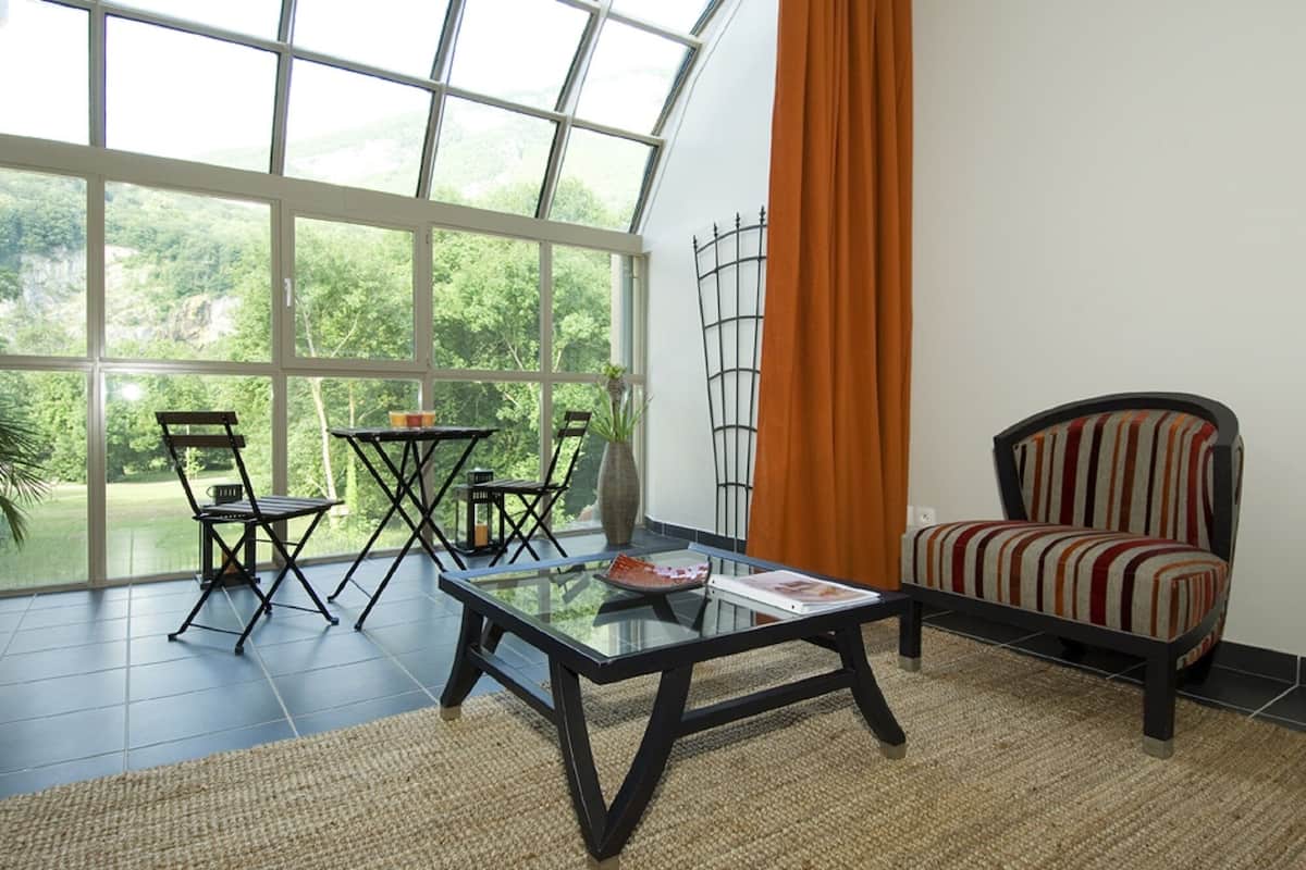 Suite Signature | Living area | Flat-screen TV
