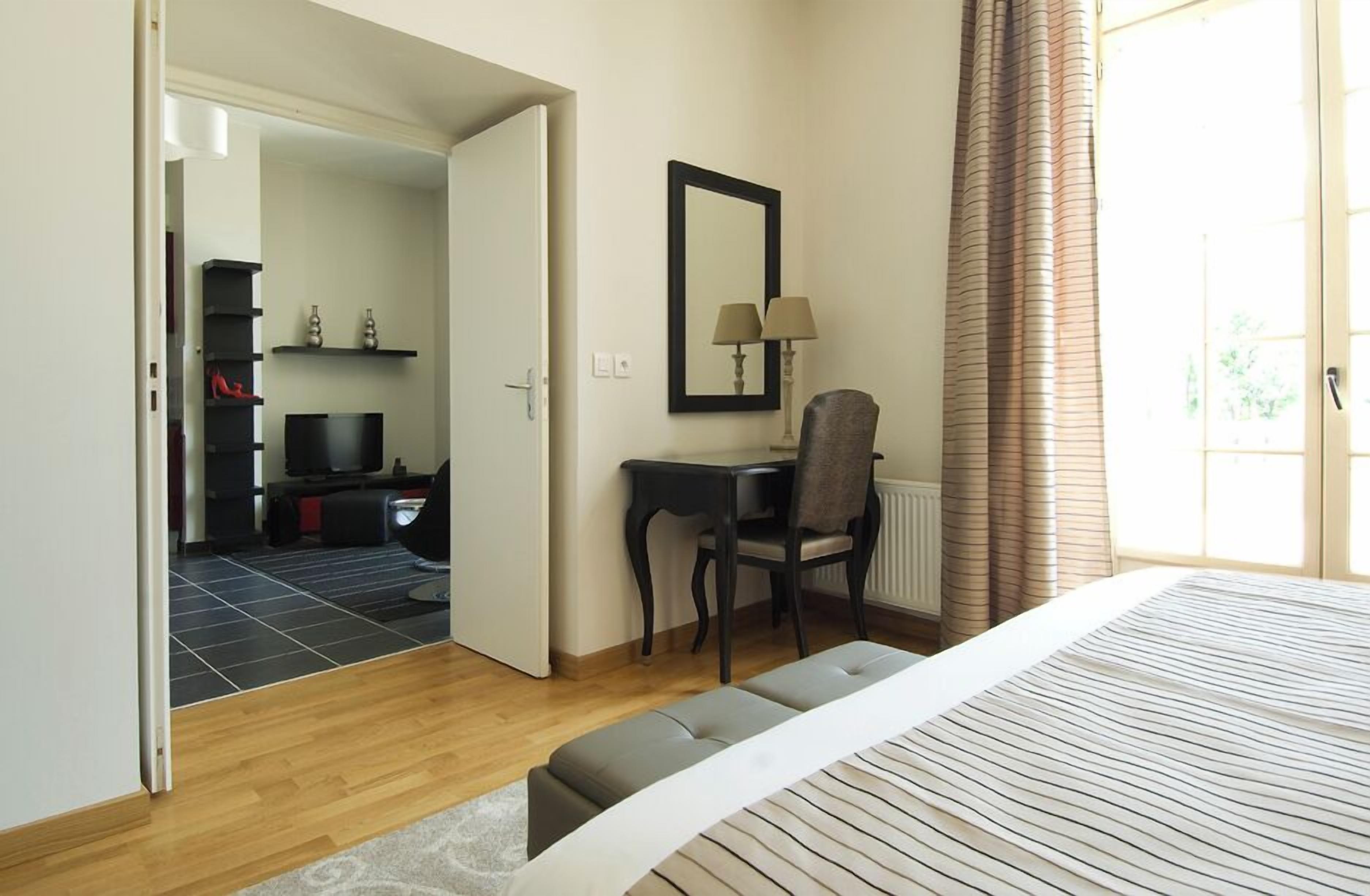 Apartament superior | Decoració individual, mobiliari individual i cortines opaques 