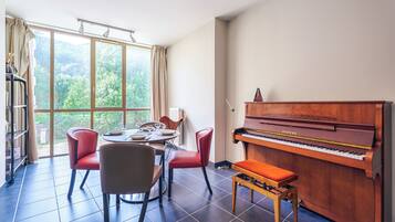 Apartament estàndard | Sala d'estar | Televisor de pantalla plana