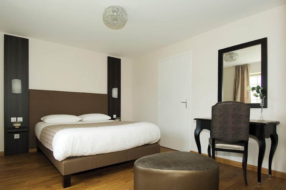 1 bedroom, individually decorated, individually furnished