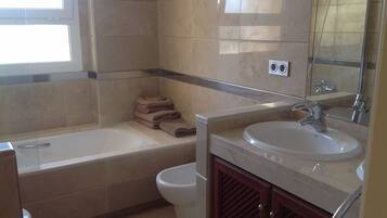 Apartment, 3 Bedrooms, Non Smoking | Bathroom | Combined shower/tub, hair dryer, towels