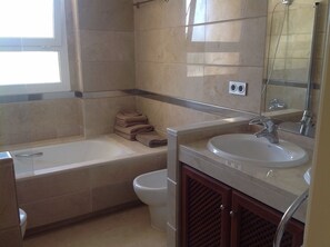 Apartment, 3 Bedrooms, Non Smoking | Bathroom | Combined shower/tub, hair dryer, towels