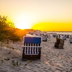 På stranden och vit sandstrand