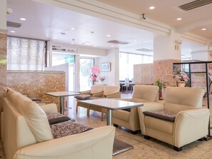 A hotel lobby with seating arrangements, a reception desk, and a view of the outside. - Tabist Katahara Resort Gamagori (Gamagori)