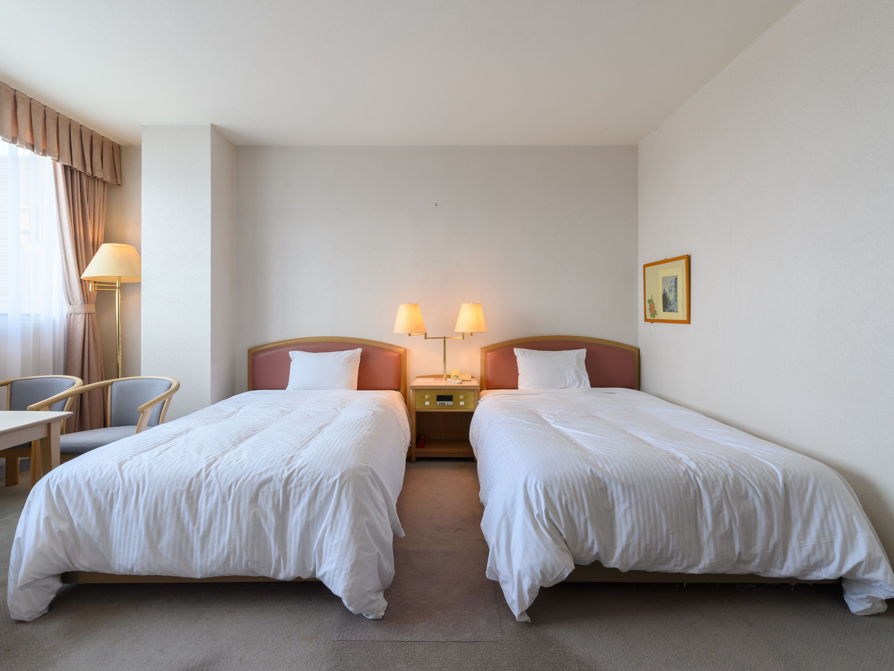 Iron/ironing board, bed sheets