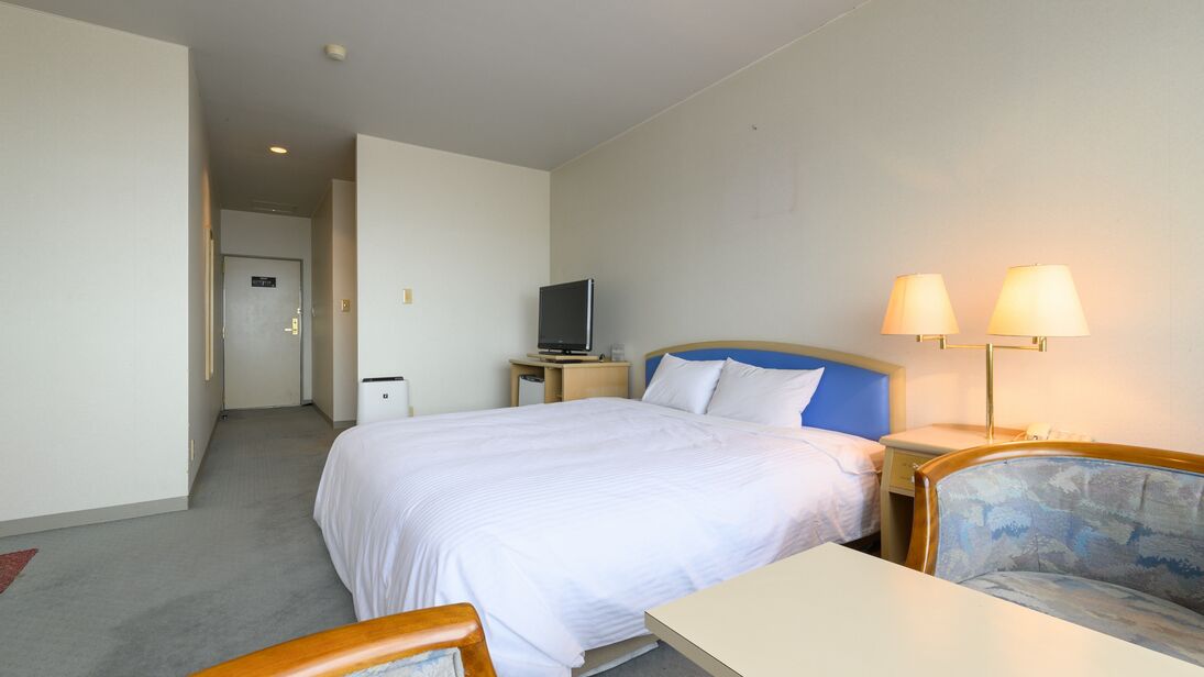 Iron/ironing board, bed sheets