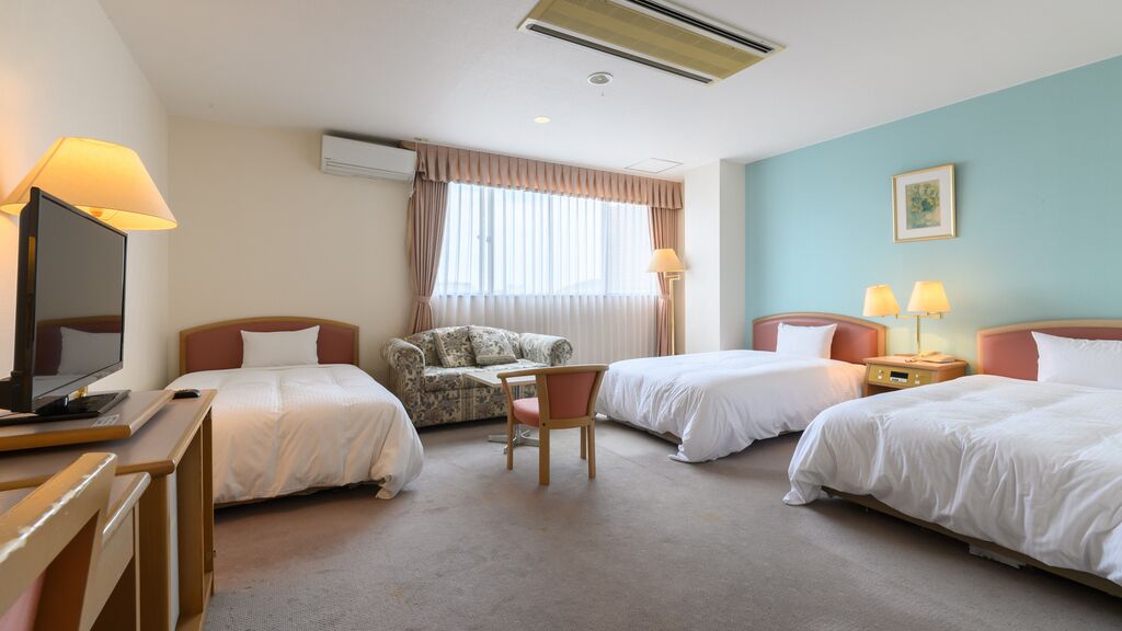 Iron/ironing board, bed sheets