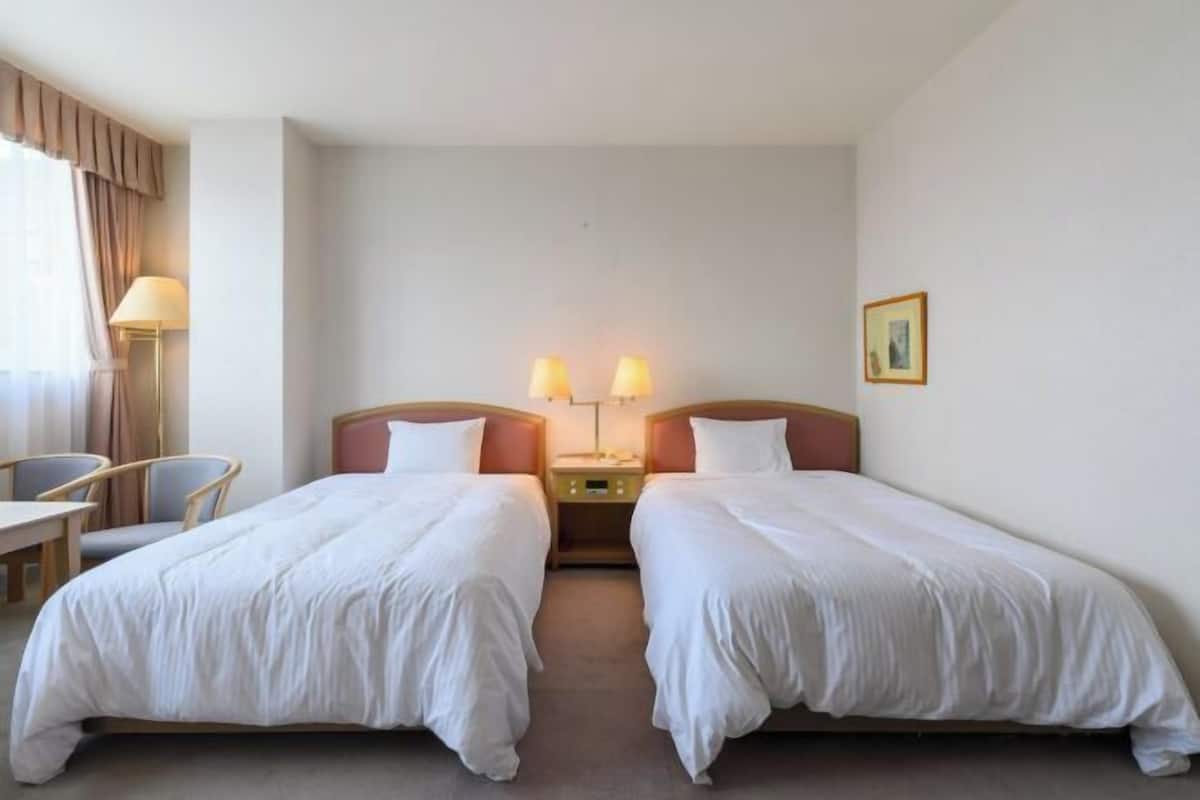 Tabla de planchar con plancha y ropa de cama