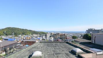 Una azotea con vistas a un paisaje urbano, que incluye edificios y una colina.