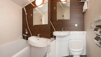 Kahden hengen huone (kaksi sänkyä), tupakointi sallittu | Kylpyhuone | Suihkun ja ammeen yhdistelmä, ilmaiset hygieniatuotteet, hiustenkuivaaja