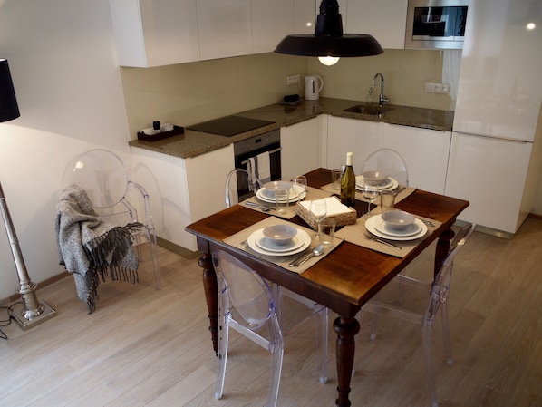 Huoneisto | Yksityinen keittiö | Jääkaappi, uuni, liesi, vedenkeitin