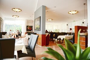 Desayuno buffet diario (EUR 18 por persona)