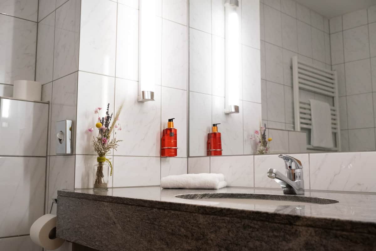 comfort double room | bathroom | deep-soaking bathtub, hair dryer, towels