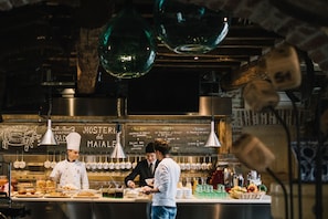 Café da manhã com buffet grátis todos os dias