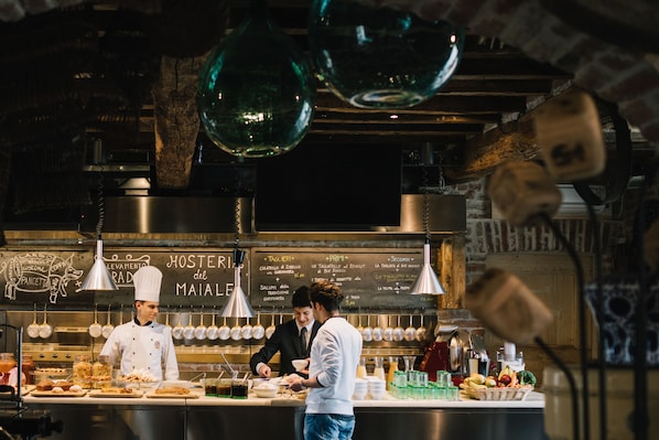 Free daily buffet breakfast - Antica Corte Pallavicina (Polesine Zibello)