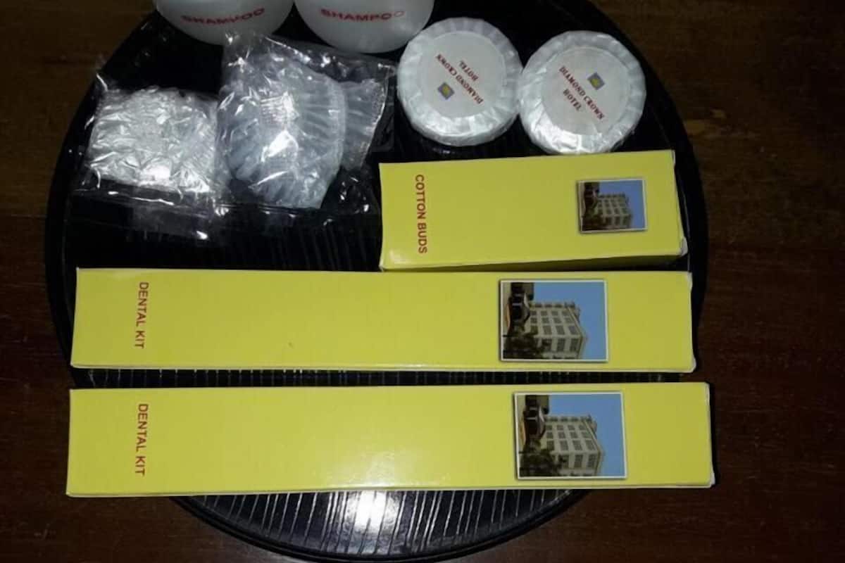 Ein Tablett mit Dentalprodukten, Wattestäbchen und Dentalsets.