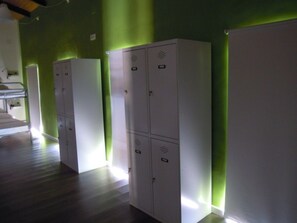 Gemeinsamer Schlafsaal, Gemischter Schlafsaal, Gemeinschaftsbad (1 bed in a 10-Bed Dormitory Room) | Zimmersafe, Verdunkelungsvorhänge, kostenloses WLAN, Bettwäsche