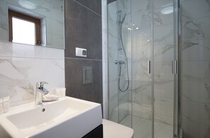 Douche, sĂšche-cheveux, serviettes fournies, papier toilette