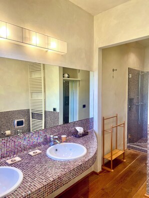 Suite Studio Premium | Salle de bain | Douche, douche à « effet pluie », articles de toilette écologiques