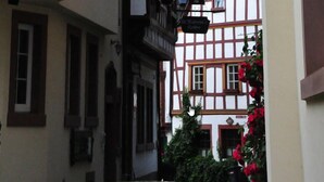 A narrow street with traditional half-timbered buildings. - Weingut Gästehaus Derkum (Uerzig)