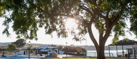 Una piscina al aire libre de temporada