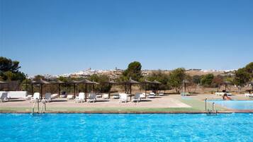 Een seizoensgebonden buitenzwembad