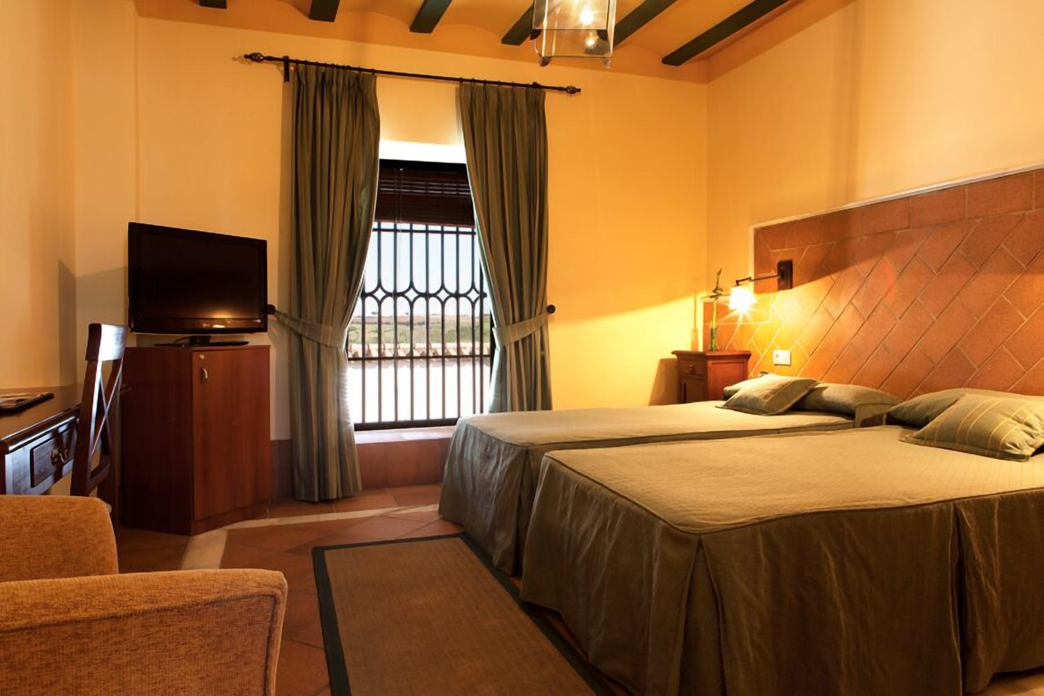 Een minibar, een kluis op de kamer, een bureau, gratis wifi