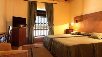 Een minibar, een kluis op de kamer, een bureau, gratis wifi