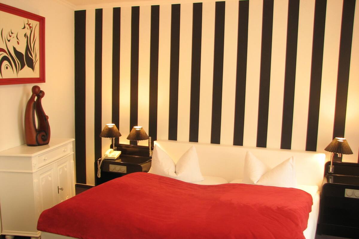 Habitación doble | Decoración personalizada, muebles diferentes, escritorio y camas extra