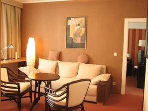 Habitación doble | Área de sala de estar | Televisión de pantalla plana