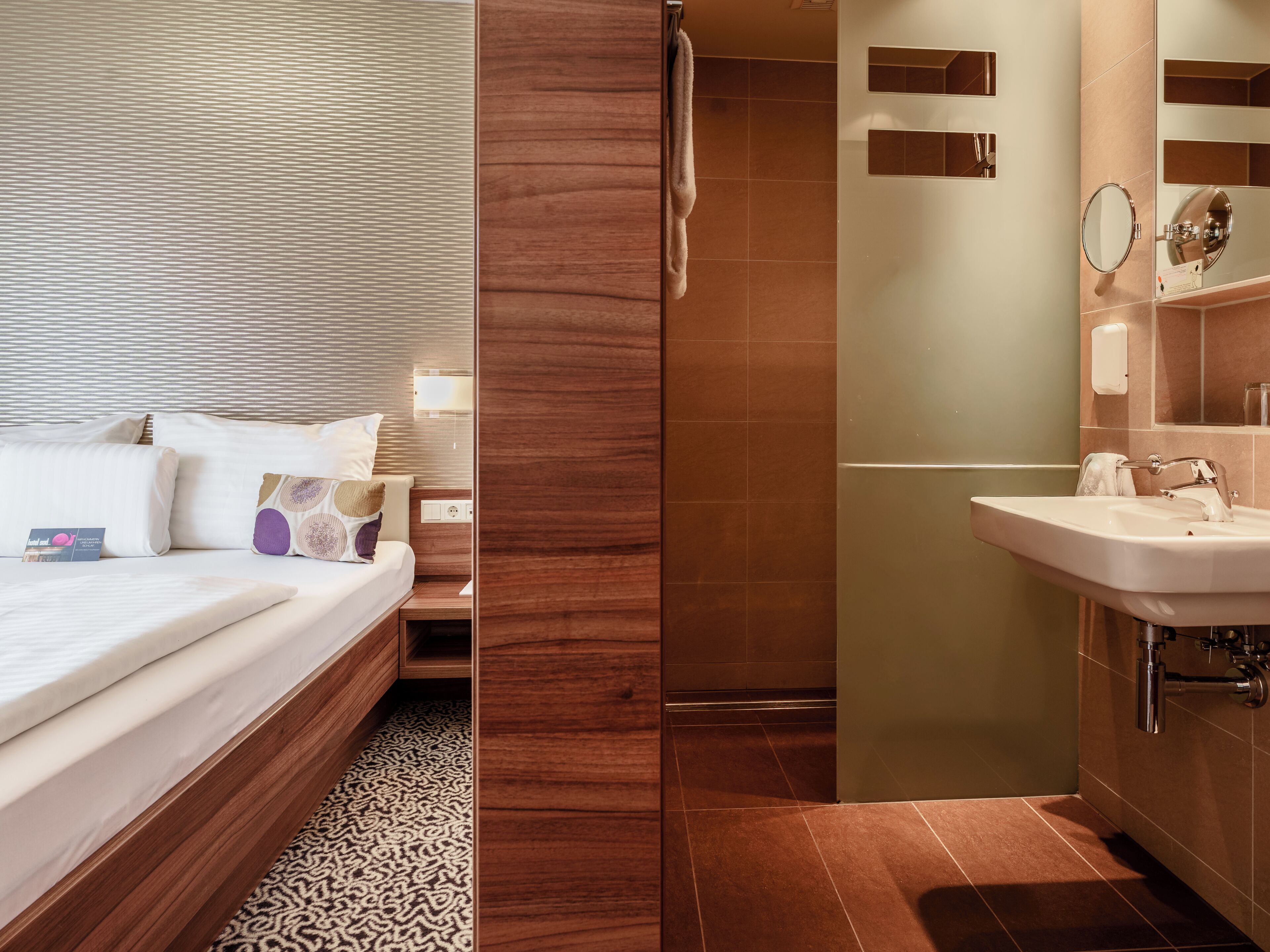 Business tweepersoonskamer | Hypoallergeen beddengoed, donzen dekbedden, een minibar