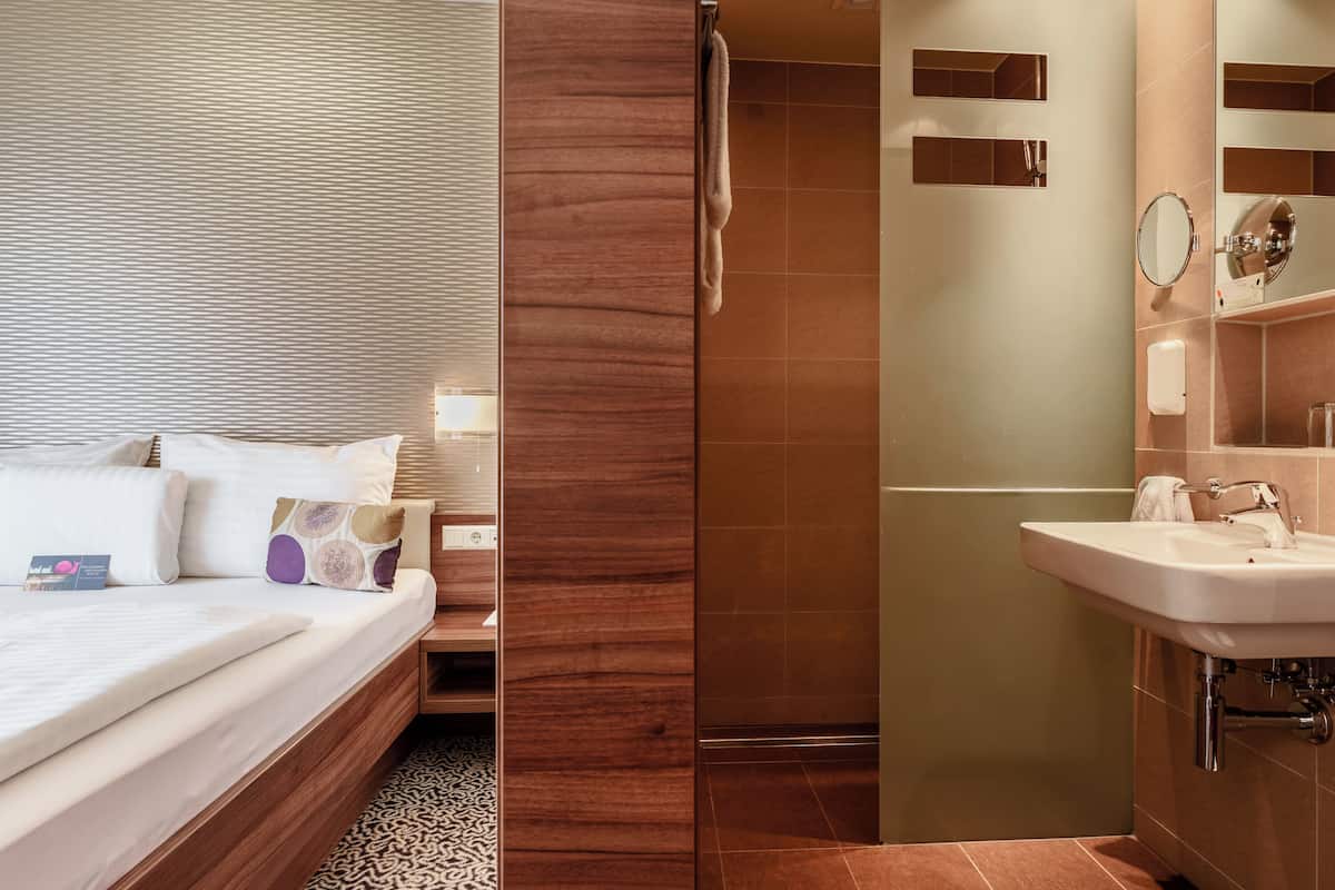 Business Double Room | Hypo-allergenic bedding, down comforters, minibar, in-room safe