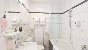 Un baño moderno con lavabo, inodoro y bañera.