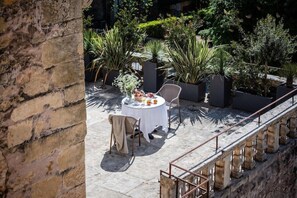 Outdoor dining - Hotel de Bouilhac (Montignac)