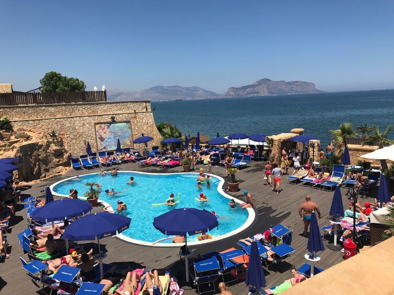Una piscina al aire libre de temporada