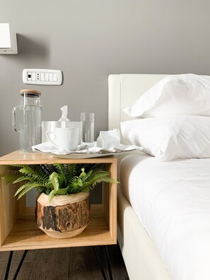 Minibar, decoración personalizada, escritorio y cortinas blackout 