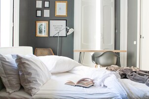 Deluxe-Zimmer, 1 Queen-Bett, Nichtraucher, Bergblick (Life) | Minibar, individuell dekoriert, Schreibtisch, Verdunkelungsvorhänge