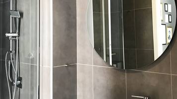 Shower, rainfall showerhead, free toiletries, hair dryer